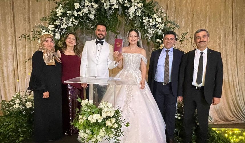 “Eczacı Damat, Fizyoterapist Gelin: Aşkın En Sağlıklı Hali!”
