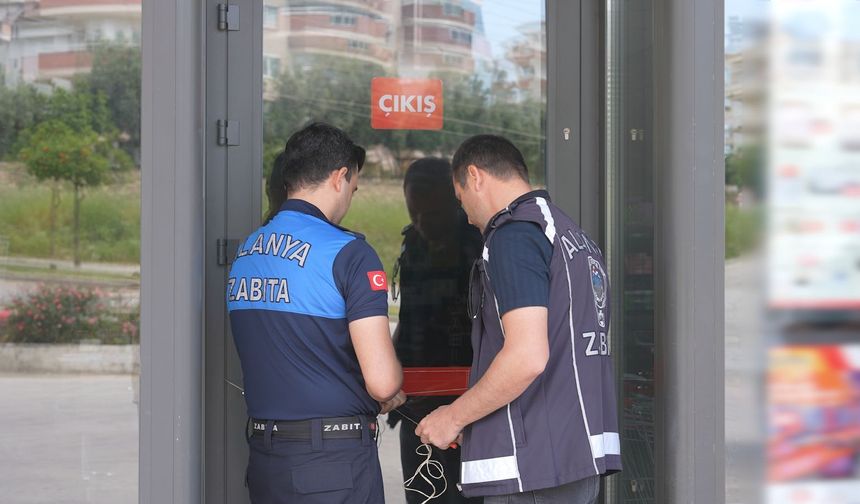 Alanya da Tarihi Geçmiş Tavuk Skandalı! Zincir Market 3 Günlüğüne Mühürlendi