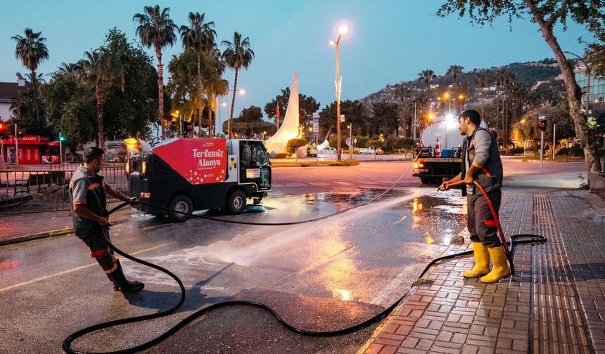 “Alanya Bayrama Gece Mesaisiyle Hazırlanıyor!”