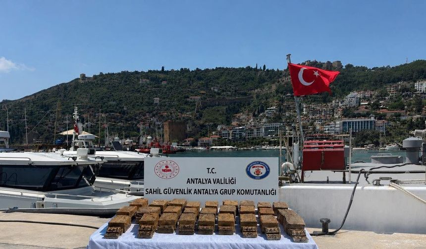 SonDakika:     Alanya Sahilinde Şok Paket! 40 Milyonluk Uyuşturucu Ele Geçirildi