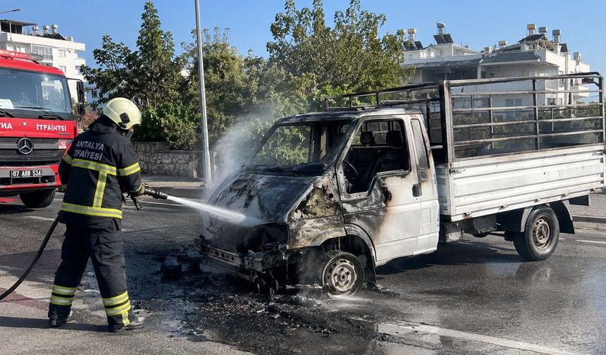 Alanya’da Park Halindeki Kamyonette Yangın Paniği