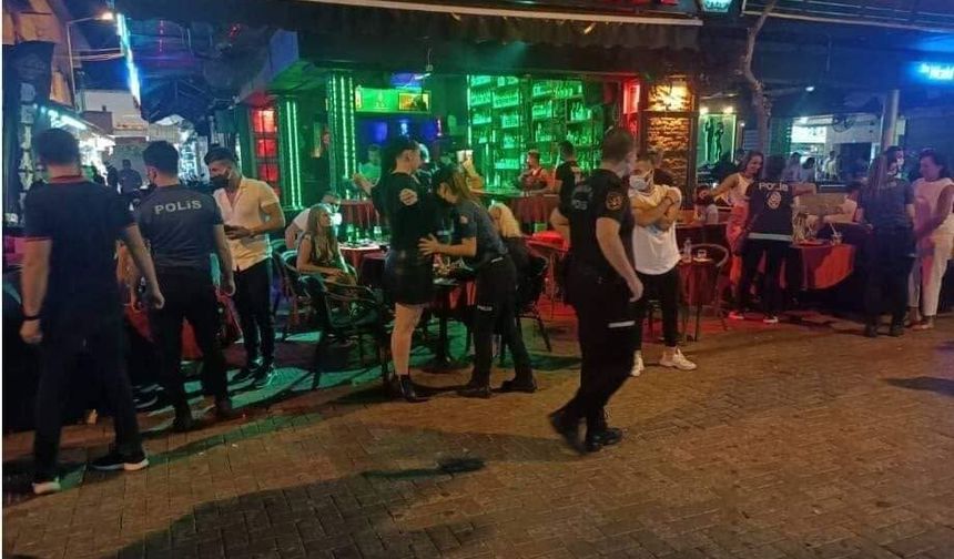Alanya Barlar Sokağı’nda 6 Yoklama Kaçağı ve Kaçak Alkol Operasyonu