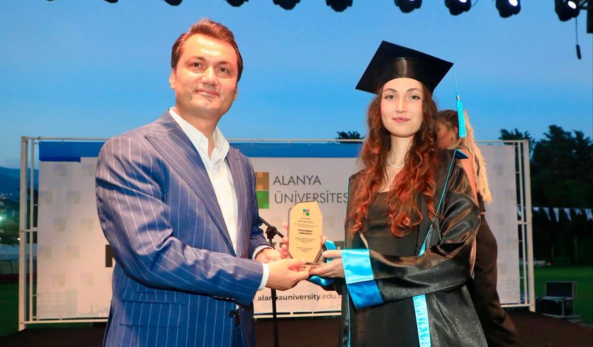 Alanya Üniversitesi’nde Mezuniyet Coşkusu: Gençler Hayallerine Bir Adım Daha Yaklaştı