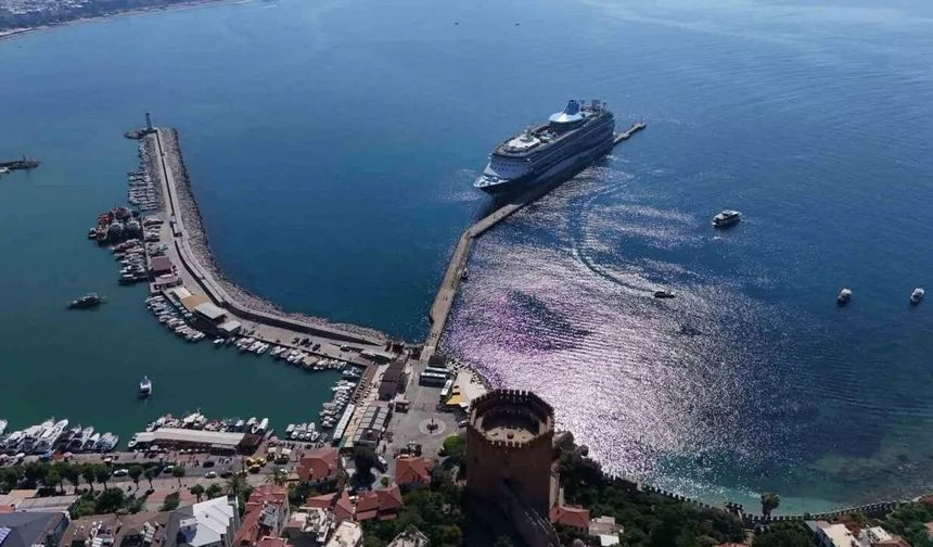 Alanya’ya dev misafir: Marella Discovery demir attı, turistler karaya aktı