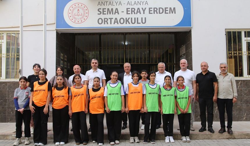 Başkan Erdem, hayırseveri olduğu okulda öğrencilerin sevincine ortak oldu