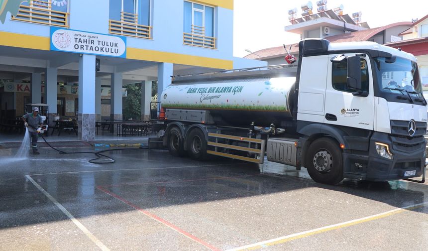 Ders zili çalmadan önce Alanya’da okullara bakım