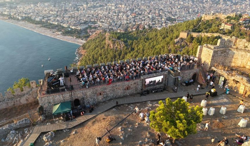 Surda Gün Batımı, Sahnede Kerem Görsev: Alanya Kalesi’nde Caz Büyüsü