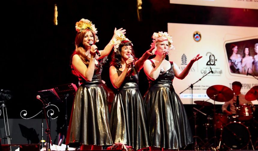 İngiliz Gelinler Alanya’yı Salladı: The Puppini Sisters Yağmur Çamur Dinlemedi!