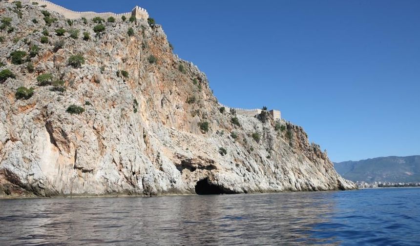 ALANYA’DA FOKLAR İÇİN SEFERBERLİK! MAĞARALAR TEMİZLENDİ, KAMERALAR YERLEŞTİRİLDİ