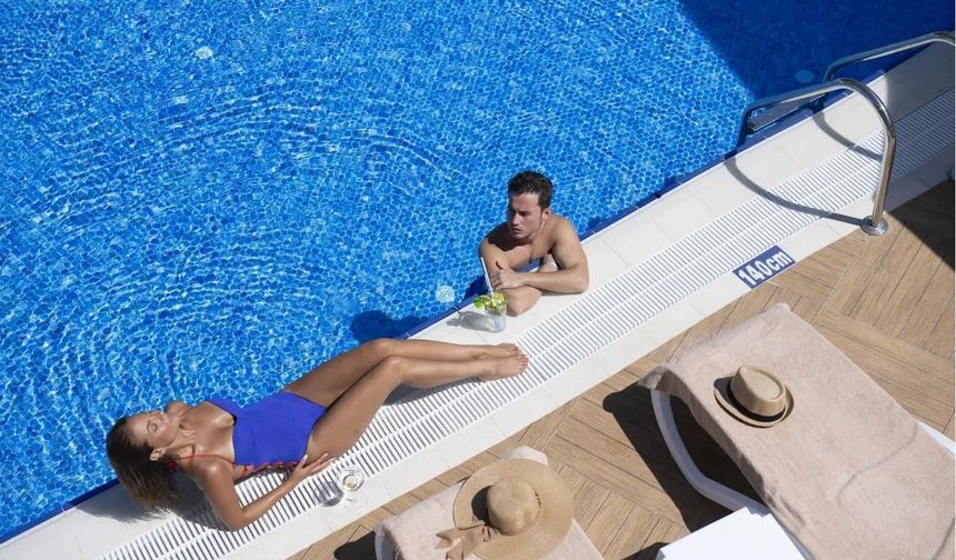 ALANYA’DA 20 EKİM’DE DENİZ KEYFİ! KIŞ GELDİ, TURİSTLER PLAJI BIRAKMADI