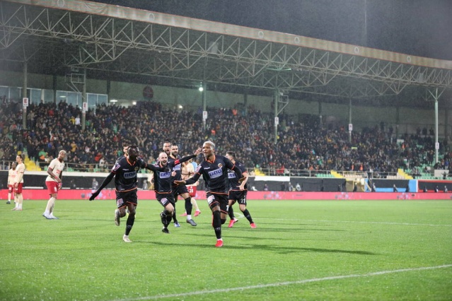 Fernandes'in Galatasaraya attığı şık golün fotoğramanı