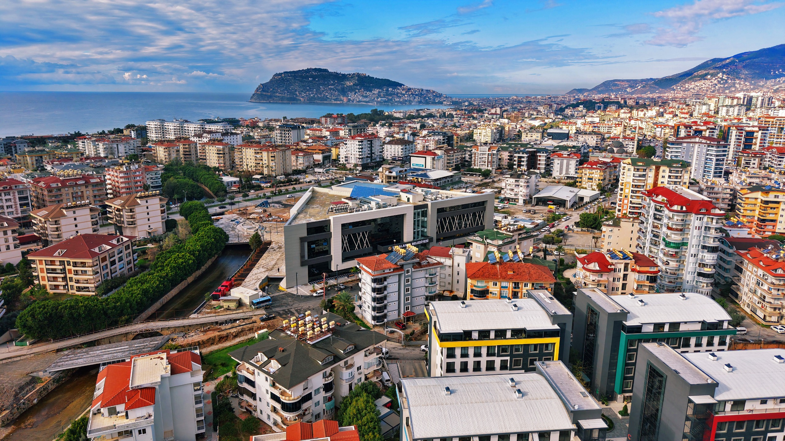 Alanya Belediyesi, Yeni Binada Kesintisiz Hizmet için Hazır. İşte İlk fotoğraflar